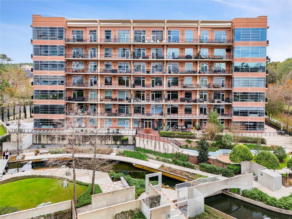 Fabulous location in The Woodlands' Town Center! Enjoy this wonderful carefree lifestyle living on The Waterway. Walk to shopping, dining and entertainment and more!