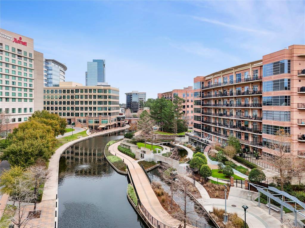 Manicured green space to the rear with secured access to the Waterway, walking/jogging trails, restaurants and more!