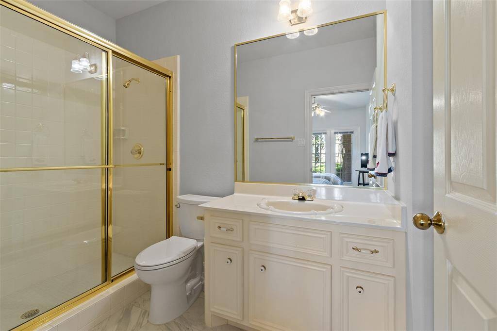 En suite bath in guest bedroom