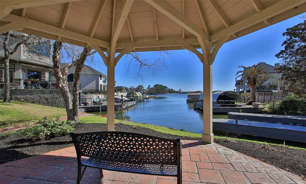 Somerset residents receive exclusive access to the gazebo, where water views are just a stone's throw away.