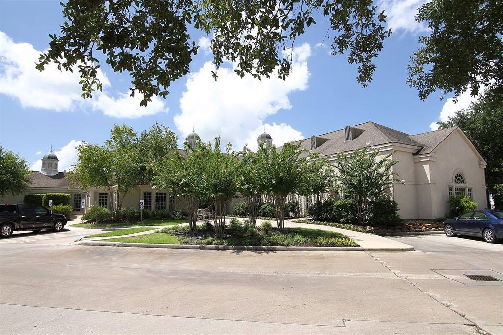 The club house is an updated, full-service facility. Residents rave about the club’s excellent food, making it a popular spot for casual dining. The club offers a social hub and fitness center within the community.