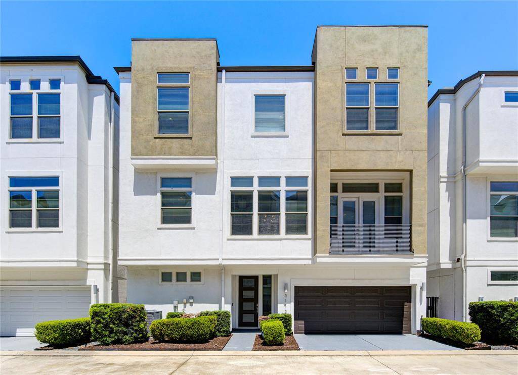 Freestanding 3 story residence in highly desired Buffalo Manor.