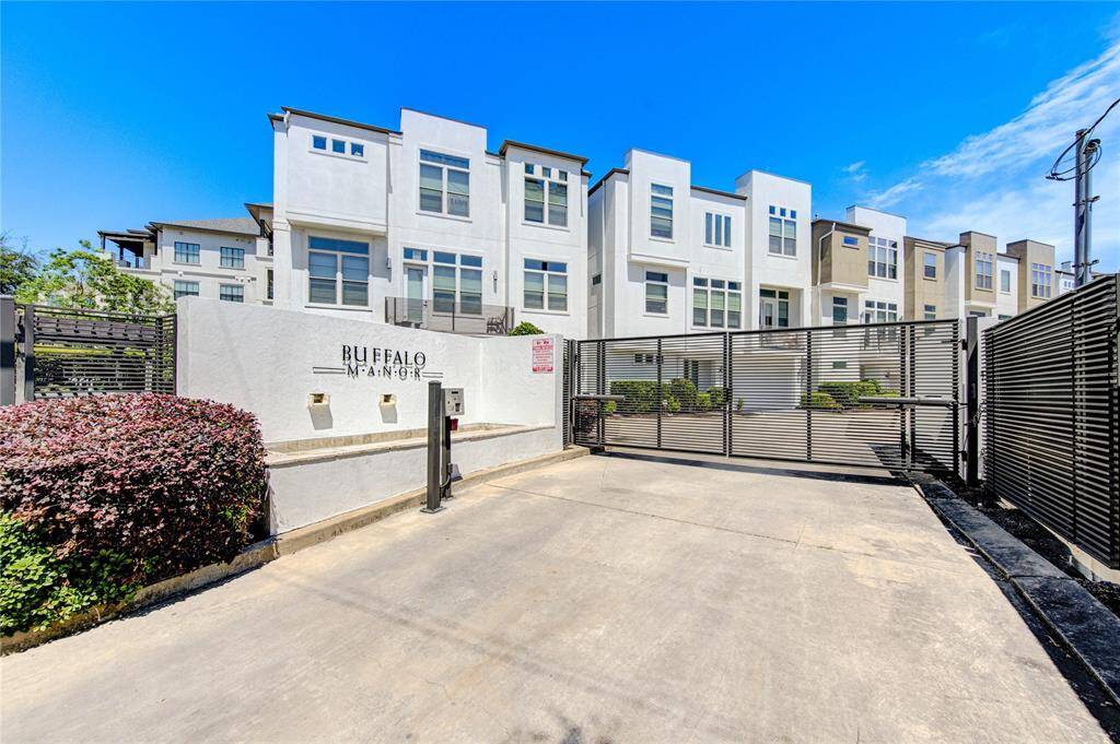 Buffalo Manor is a gated community of 18 homes built by highly respected David Weekley Homes.