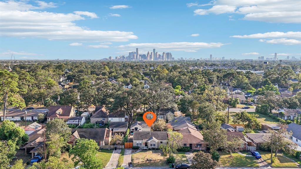 Just minutes away from Downtown Houston and Houston Heights.