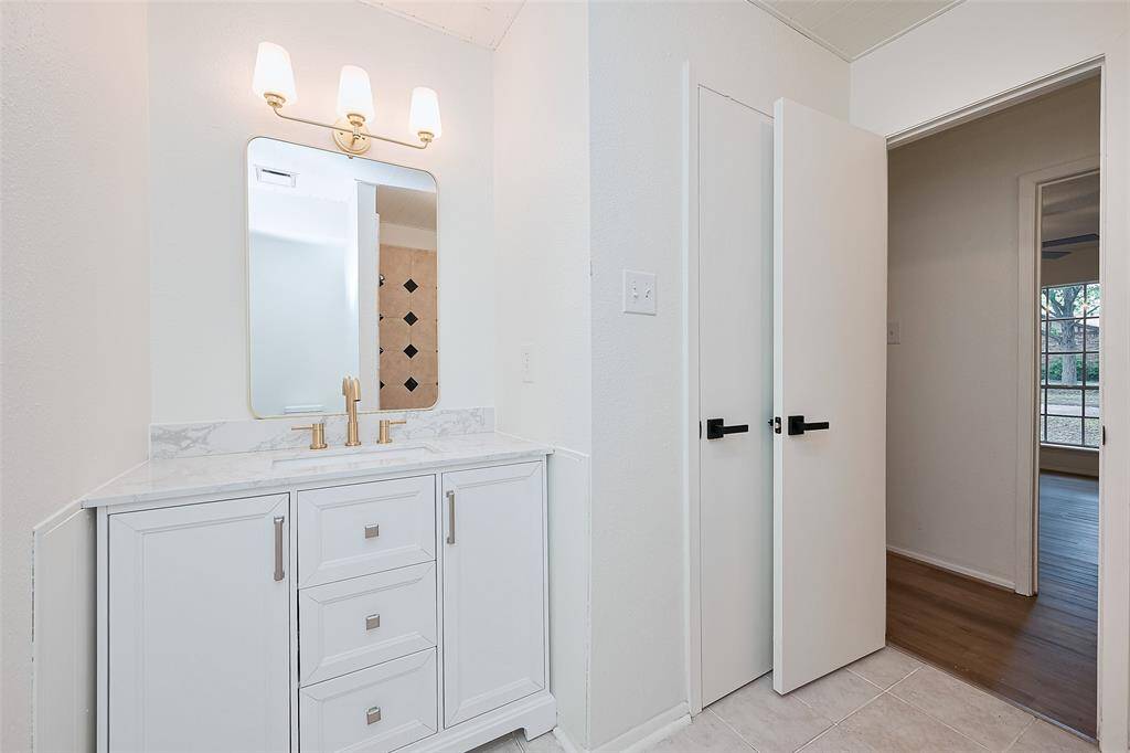 Tub/shower combination in the secondary bathroom