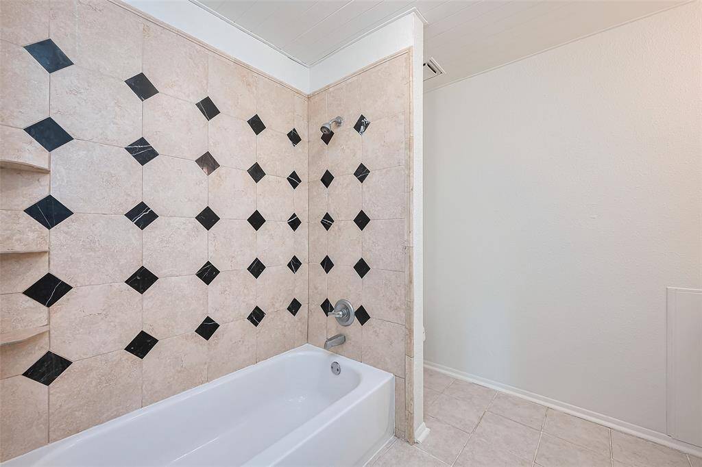 Tub/shower combination in the secondary bathroom
