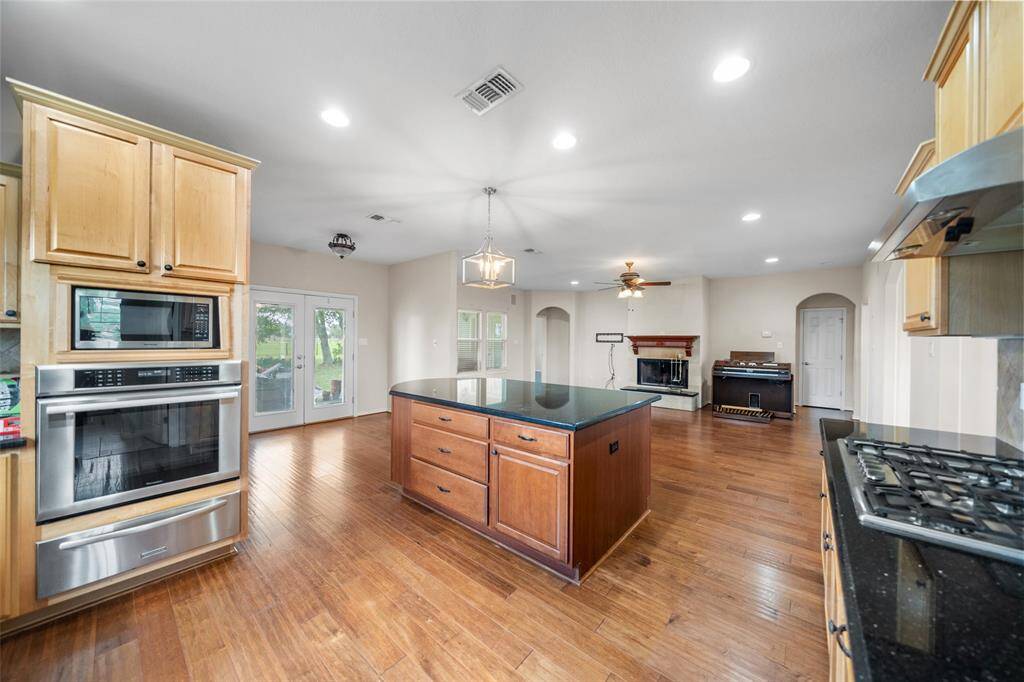 With an open sightline to the living room, this kitchen keeps you connected while featuring dual ovens and abundant countertop space.
