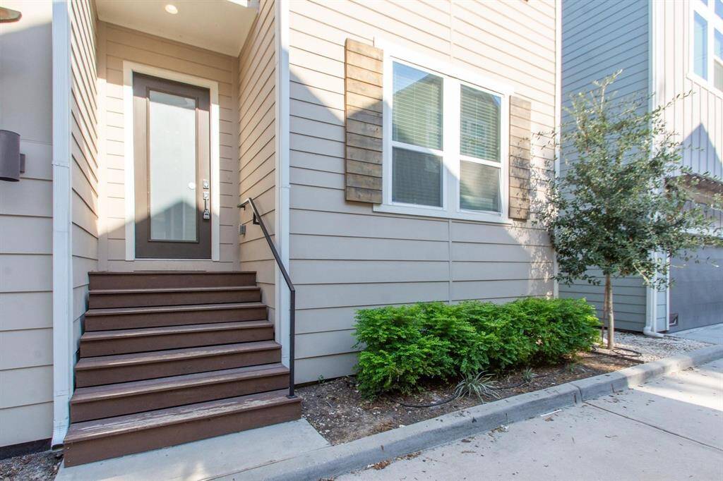 Private entrance with front elevation