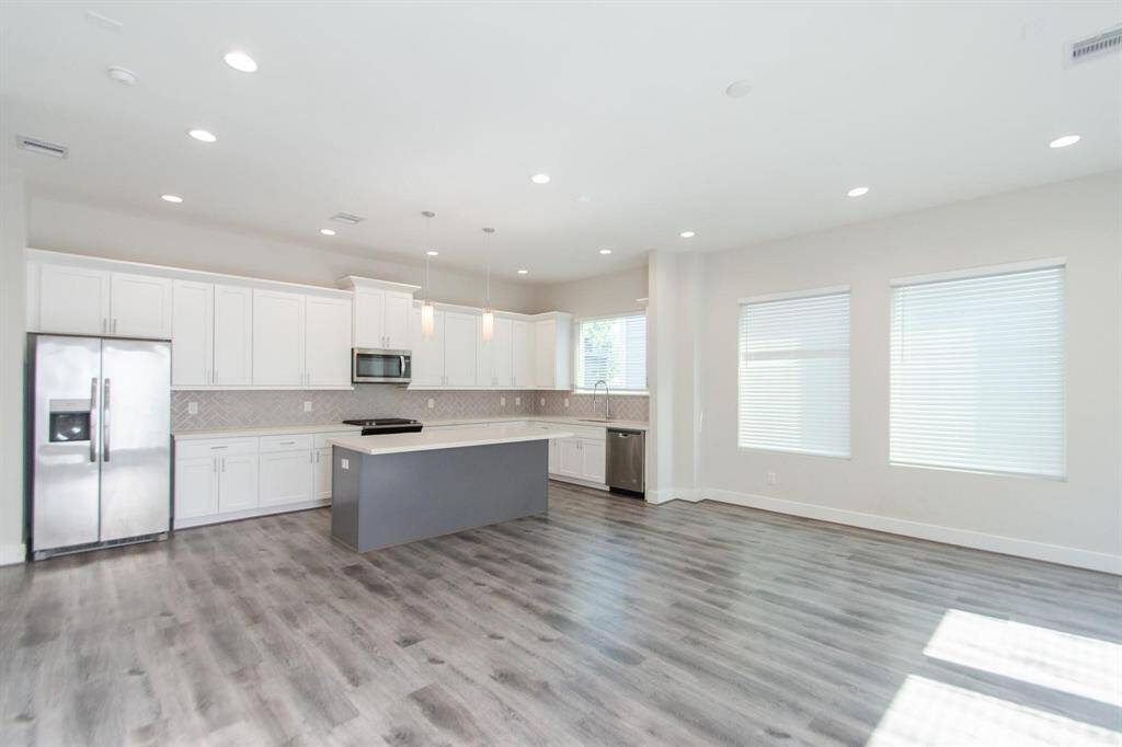 Spacious kitchen great for entertaining