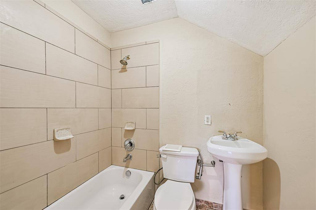 Garage Full bath in bonus room