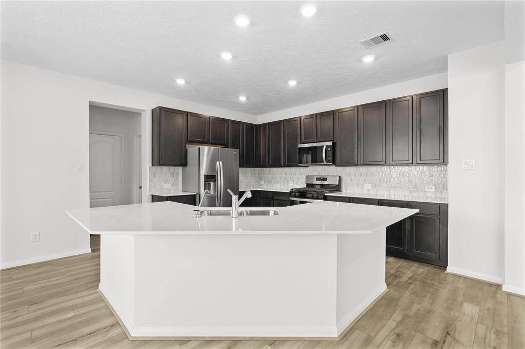 Additional view of this gorgeous kitchen!