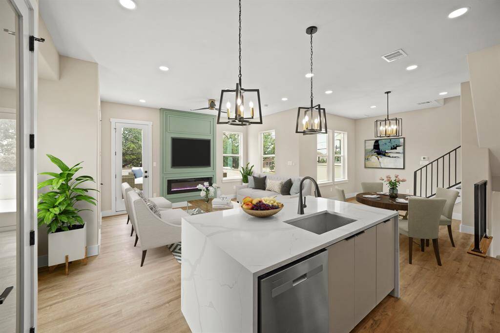 Virtually Staged: The dining area conveniently off the kitchen is perfect for your family meals!
