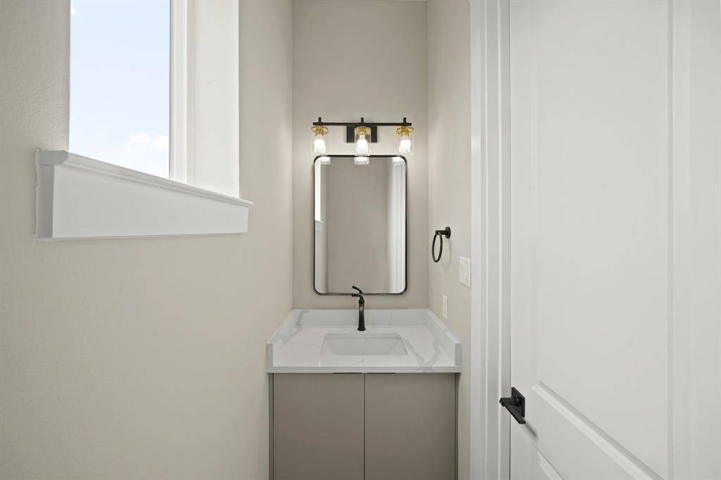 Well-appointed half bathroom ideal for family, friends, and guests.