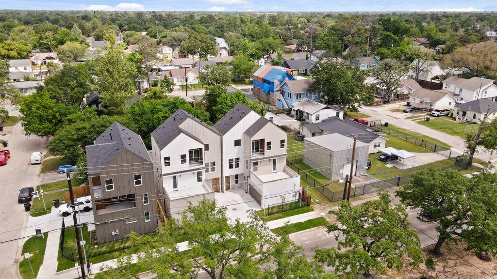 Super close access to I-45, and a lot of trendy restaurants, bars, and activities in The Heights.