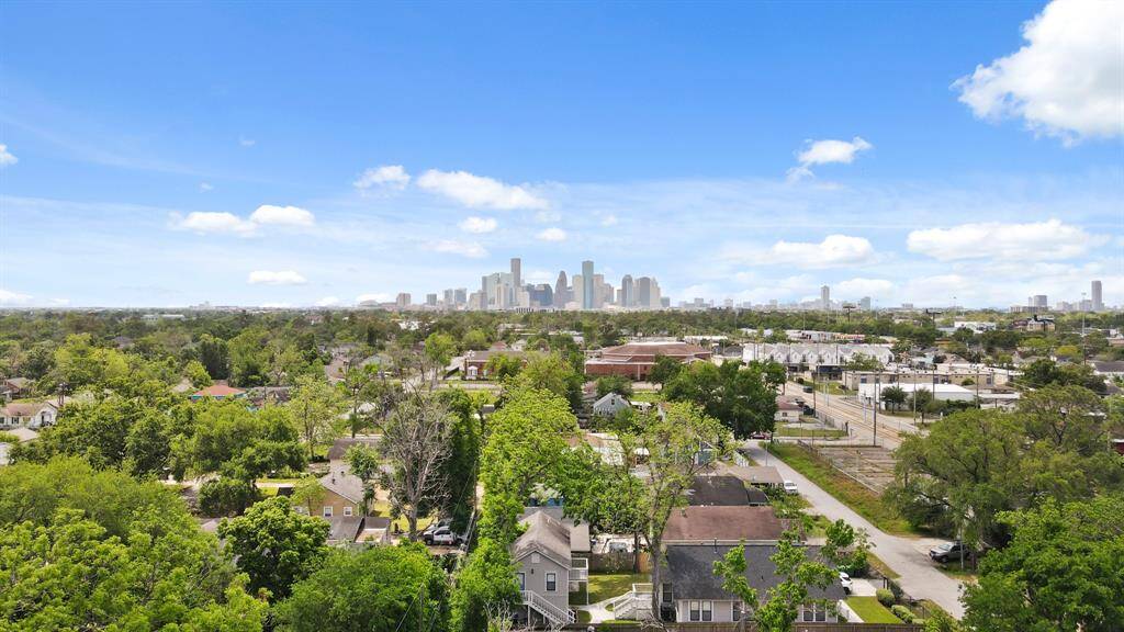 Super close access to I-45, and a lot of trendy restaurants, bars, and activities in The Heights.