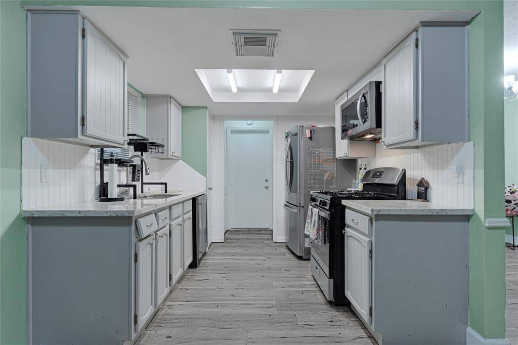 Kitchen offers stainless steel microwave, stove and mini fridge! Enjoy the neutral color cabinets and granite counter tops.