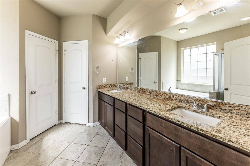 Downstairs primary en suite bathroom