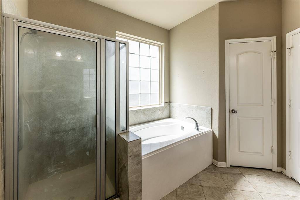 Downstairs primary en suite bathroom