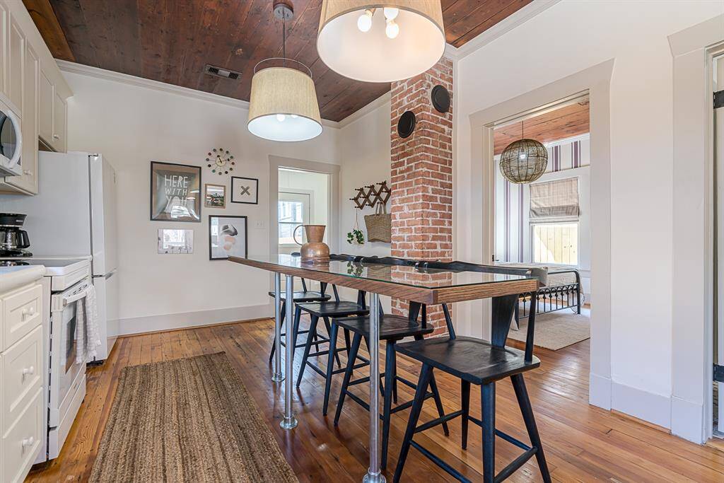Front House: Chef's eat-in kitchen features lengthy quartz countertops and 42" cabinets with crown molding