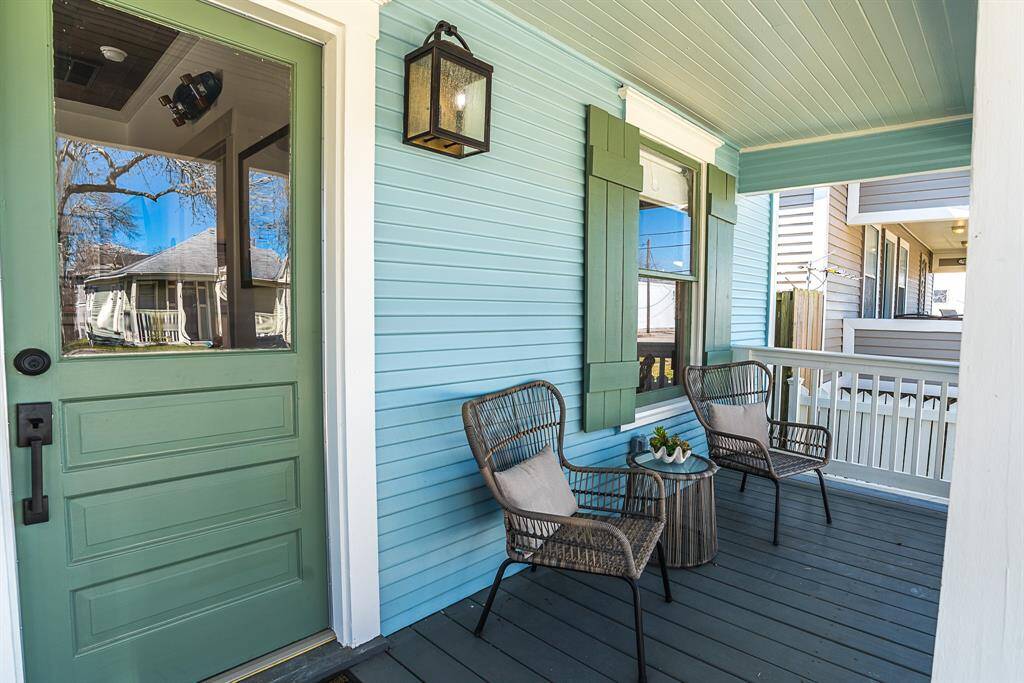 Front House: Enjoy the sea breeze as you drink your morning coffee on this cozy front porch