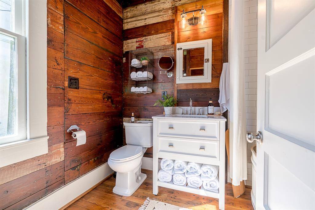 Back House: Full bath
