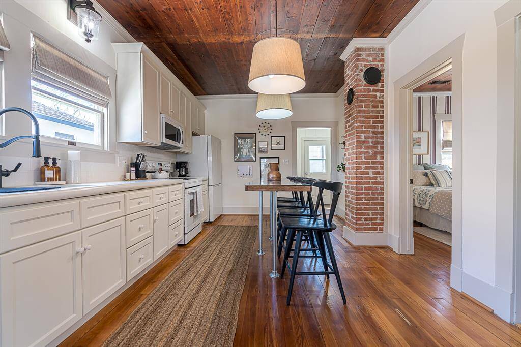 Front House: Chef's eat-in kitchen features lengthy quartz countertops and 42" cabinets with crown molding