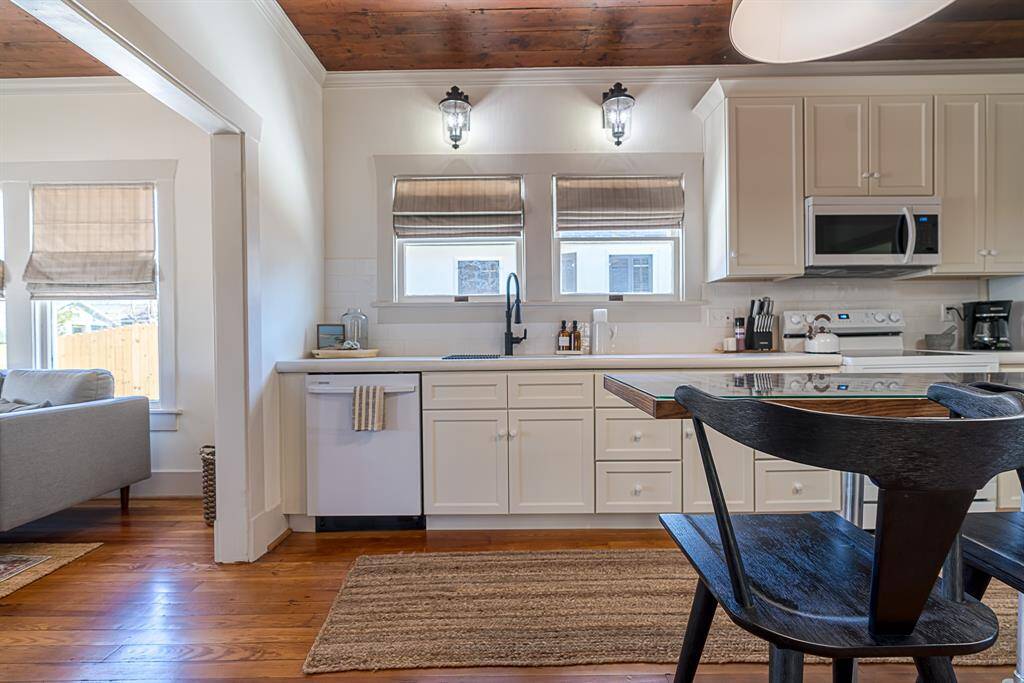 Front House: Chef's eat-in kitchen features lengthy quartz countertops and 42" cabinets with crown molding