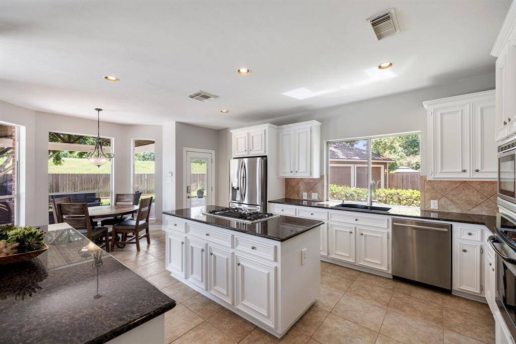 Imagine cooking in this marvelous gourmet kitchen. Designed with beauty and function in mind, the layout allows for easy meal preparation for busy mornings and even busier evenings.