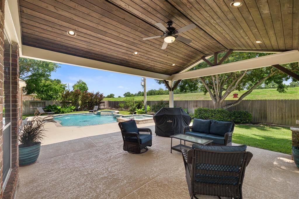 Sit in the shade of the covered patio, as you enjoy the cool breeze of the above ceiling fan. Recessed lighting also makes evening gatherings possible and supremely comfortable.