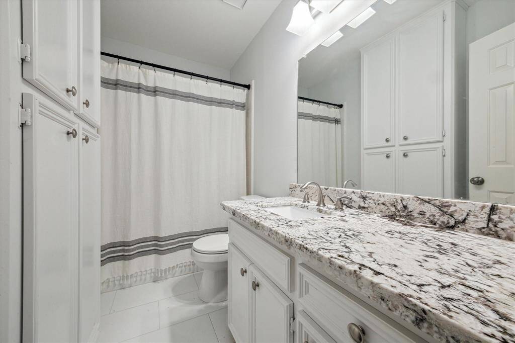 Full bathroom in the garage apartment, ideal for transforming the space into a perfect guest suite or separate office.