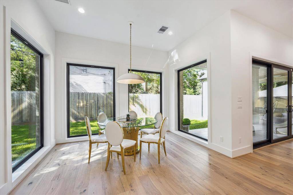 Breakfast room off kitchen and family room