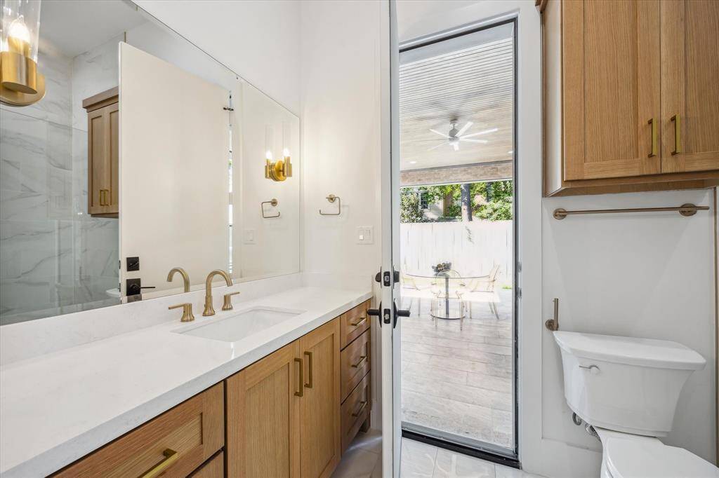 Downstairs en-suite bath with access to lanai