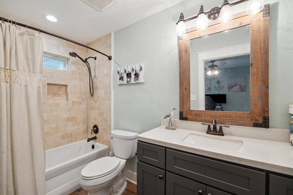 Ensuite bathroom 1.