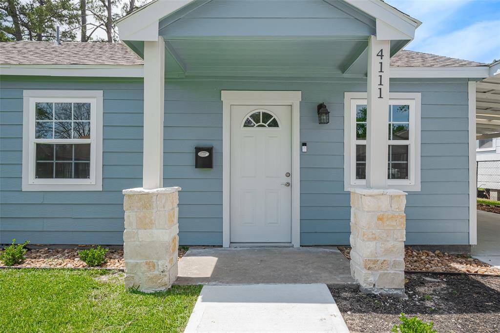 Charming curb appeal, ideal for summer entertaining.