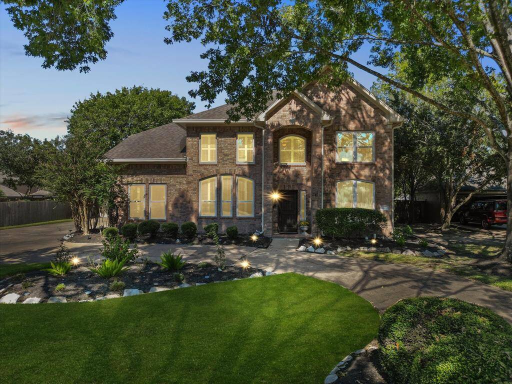 Welcome to 412 Melodywood Dr in the desirable Friendswood ISD. Featuring a circulardriveway with lush landscaping and mature trees.