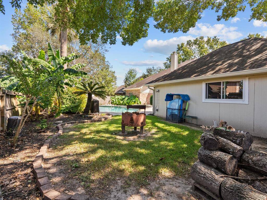 On both sides of the backyard there is extra green space, for your furry friends to hangout or build a bon fire to relax with friends
