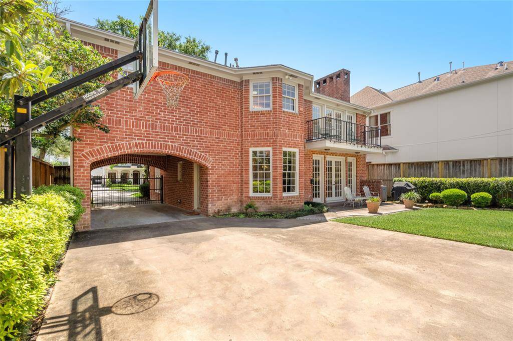 Large backyard with tons of room to play and entertain.