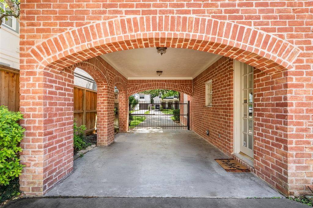 Wonderful porte cochere with automatic gate and door to the kitchen makes unloading a breeze.