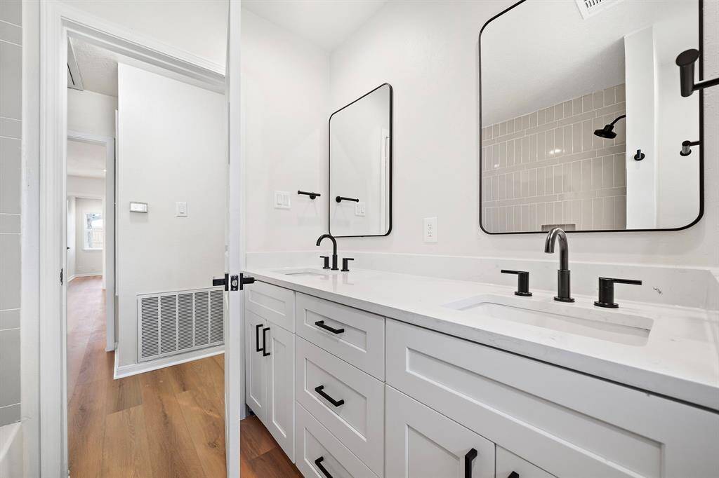 Dual sinks in guest bath