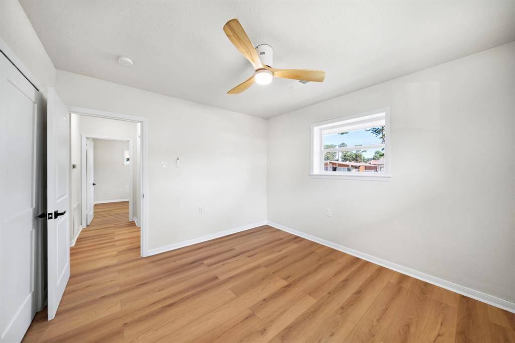 Other guest bedroom with same large closet.