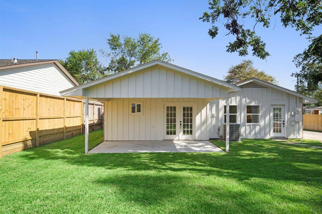 Back yard has large covered patio perfect for outside living and dining area.