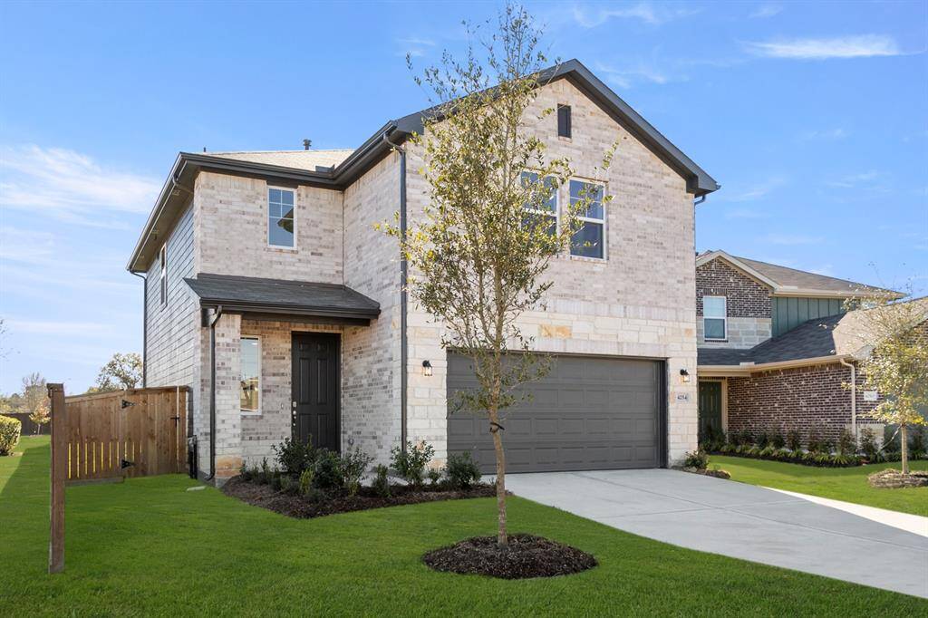 This well appointed Montgomery floor plan by History Maker Homes is situated on a quiet cul-de-sac. The front exudes curb appeal with its elegant architectural lines, complemented by a fresh, vibrant palette that catches the eye.