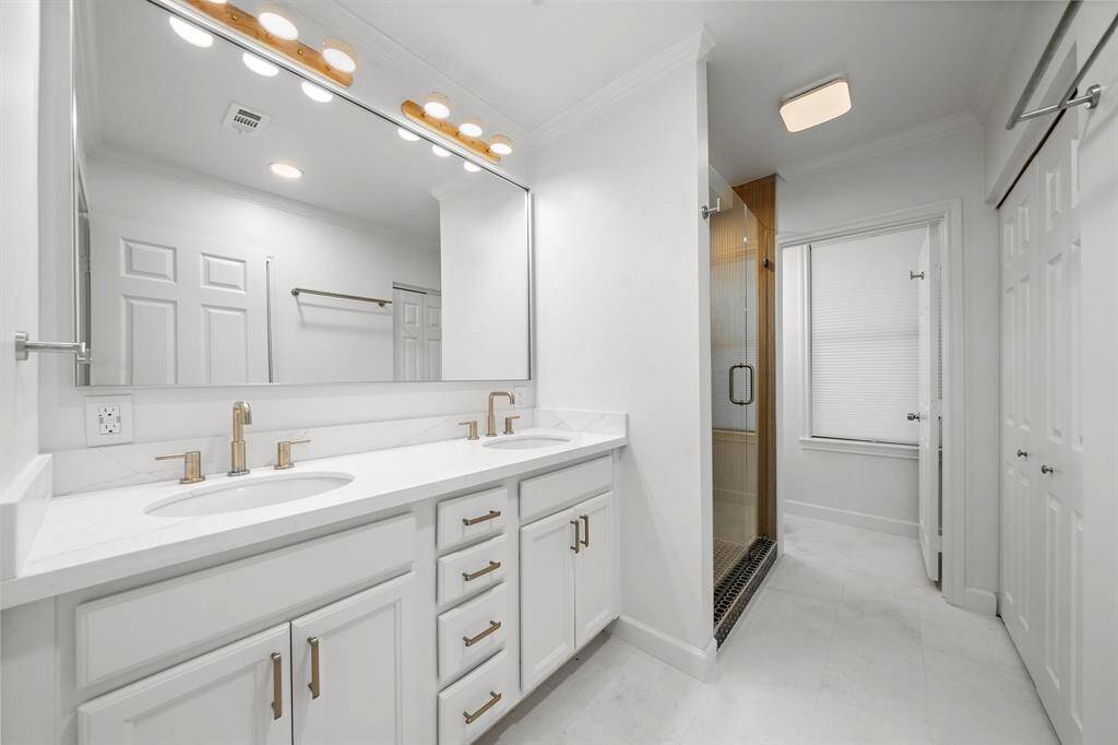 Front en-suite bath