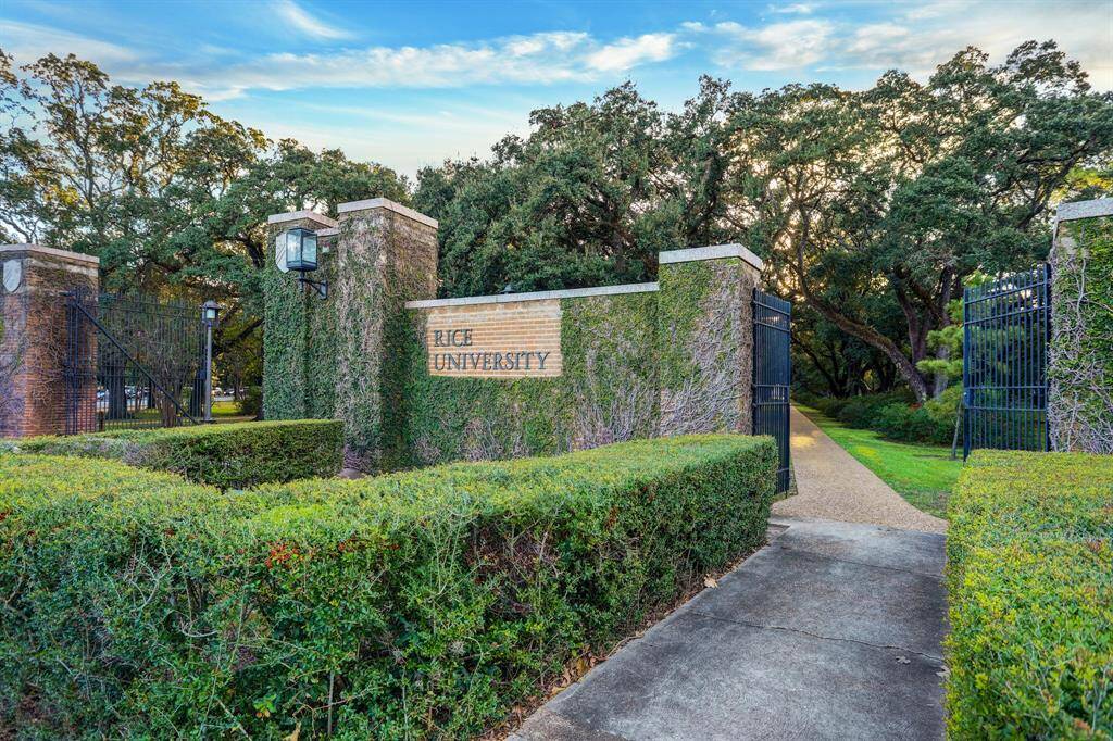 10 minute drive from Rice University