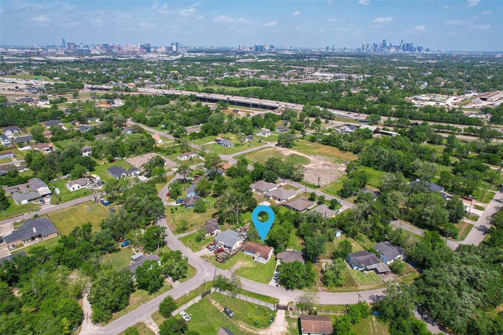 In the distance, you can see the Houston Medical Center and Downtown skyline — a clear indicator of the property’s proximity to major employment, healthcare, and cultural hubs. A standout opportunity for investors seeking value and location.