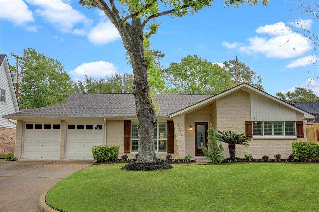 Welcome to 4414 Arnell Dr. Located on a quiet cul-de-sac in the heart of Oak Forest.