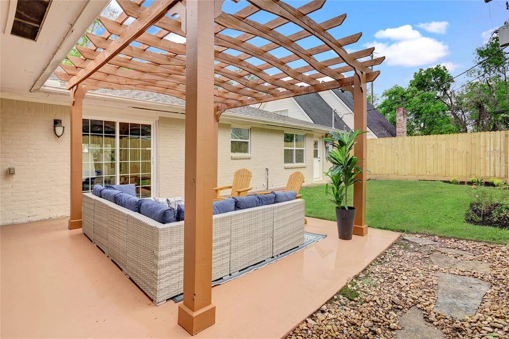 Another angle of the pergola patio and backyard.