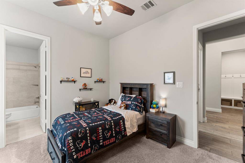 Secondary bedroom *Virtually staged