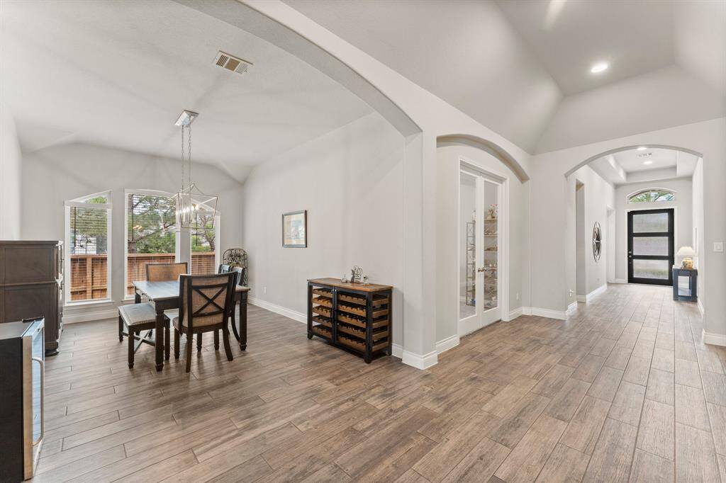 Stunning entry with 12' ceilings.
