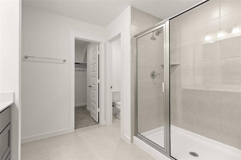 Drown your worries and stresses of the day with this amazing oversized shower.